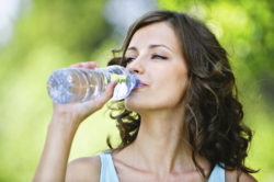 Drinking water instead of sports drinks